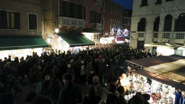 turisti notte venezia carnevale-2