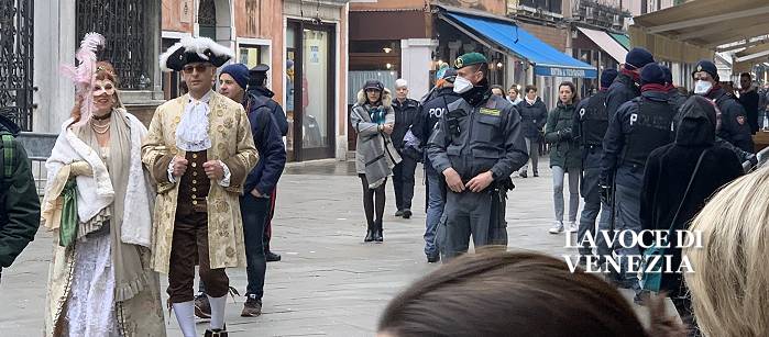 carnevale-di-venezia-sospeso-per-coronavirus-controlli-con-mascherine-nostra-700
